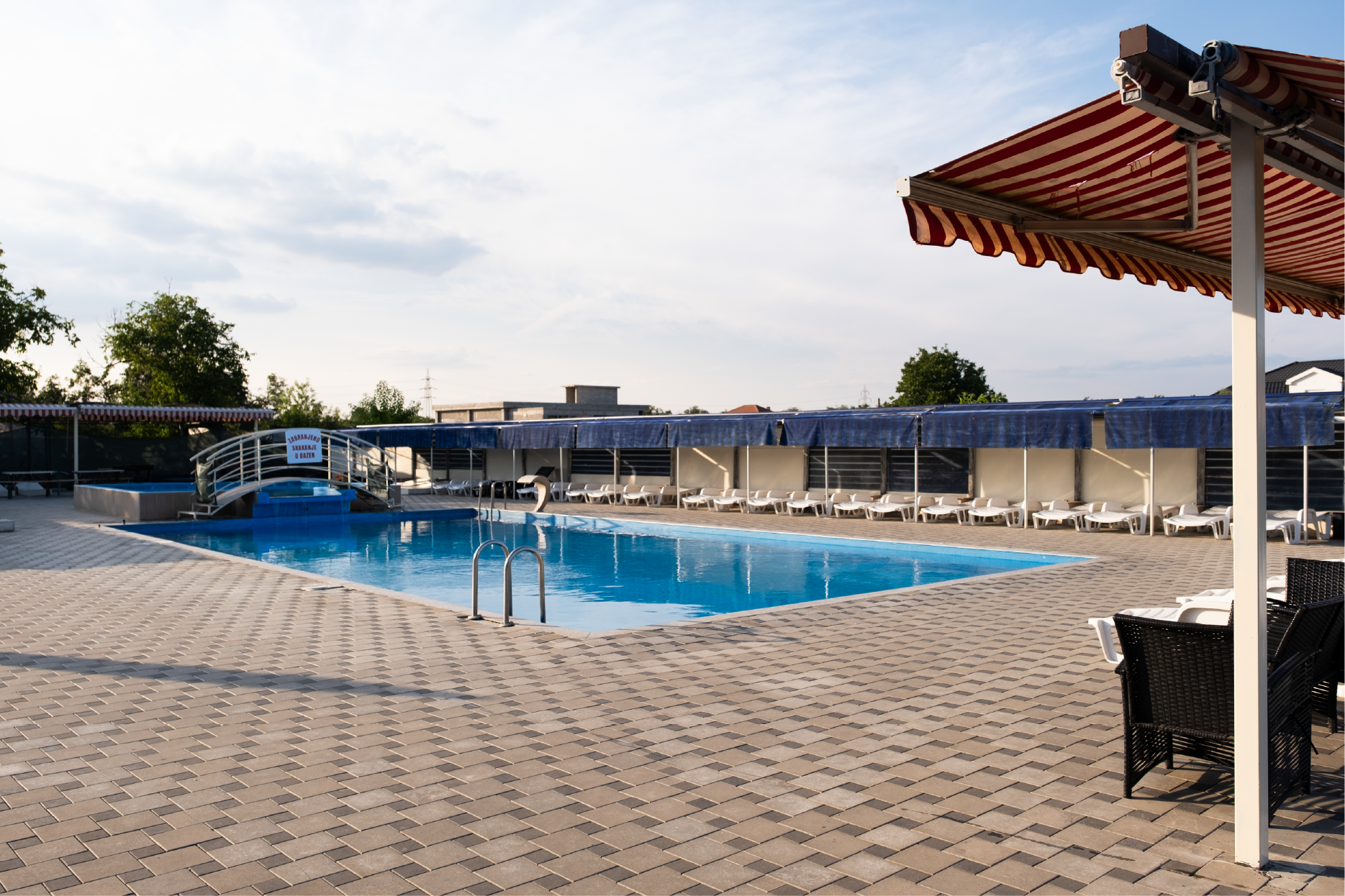 Elegantna sala za događaje u večernjem ambijentu